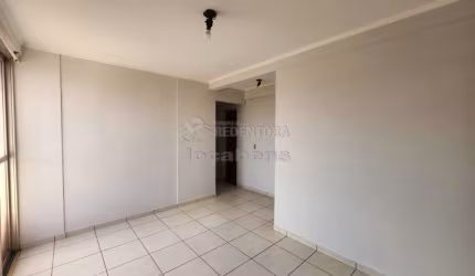 Boa Vista Apartamento com 03 dormitórios, 01 vaga de garagem.