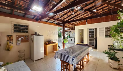 Casa no bairro Vila Imperial com 03 dormitórios e 02 vagas de garagem.