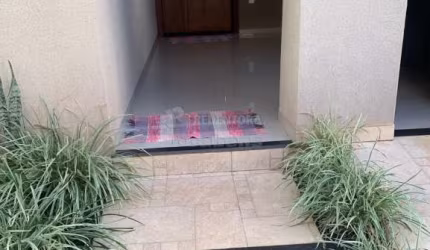 Casa com 03 dormitórios e 02 vagas cobertas - Jardim Mugnani