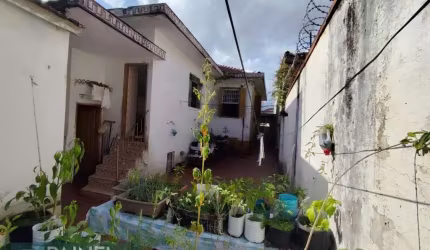 Casa Residencial em rua comercial