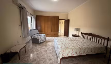Venda Casa em São Vicente- 3 Dormitórios, 246m² por R$700mil
