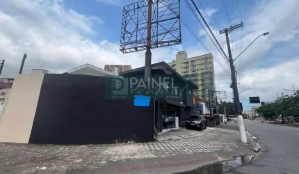 Casa a venda na avenida movimentada no Macuco com 3 dormitórios