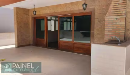 CASA - 215m², 4 DORMS, SUÍTE COM HIDRO E CHURRASQUEIRA