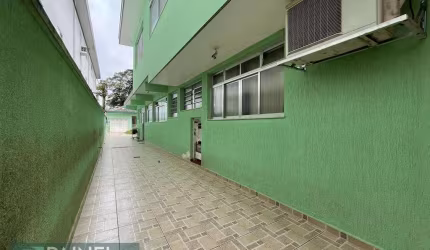 Casa em Gonzaga, Santos: 4 Dormitórios  à Venda