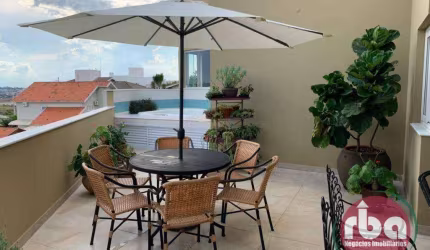 Linda casa suspensa com vista panorâmica