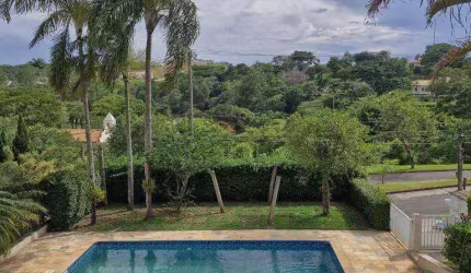 Linda cassa de frente para o lago