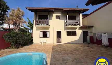 Casa Residencial com 03 suítes em São José