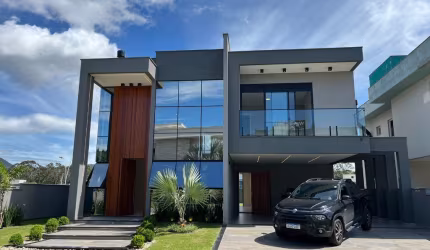 Casa em condomínio fechado Rio Vermelho 4 dormitórios.