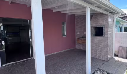 Casa com três dormitórios Rio Vermelho.