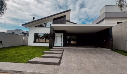 LINDA CASA EM CONDOMÍNIO FECHADO PRAIA DOS INGLESES.