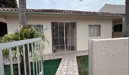 Casa terrea em ótima rua praia dos ingleses.