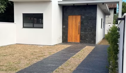 LINDA CASA COM ESPAÇO GOURMET NO RIO VERMELHO.