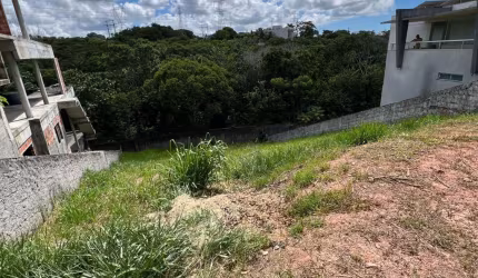 Terreno em Alphaville II  Salvador - 695,86m2 - Declive - Possui projeto Topográfico e Arquitetônico