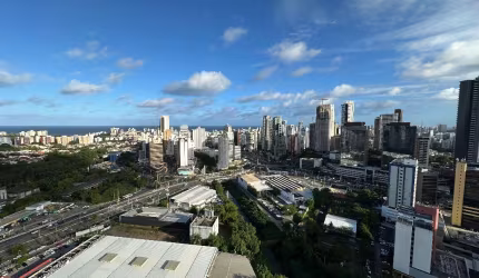 Apartamento 1/4 com Suíte para Aluguel no Salvador Prime – Andar Alto, Vista Mar e Alameda