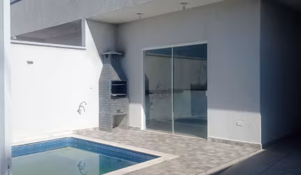 Casa com piscina, 3 dormitórios, 1 suíte.