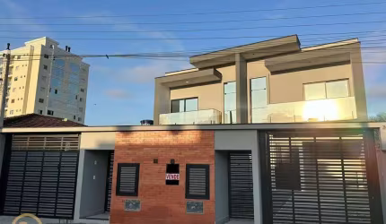 Lindo sobrado novo com fino acabamento à venda em Camboriú!