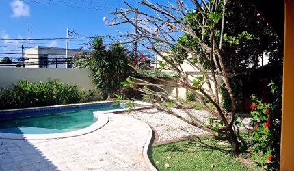Refúgio na Priscila Dutra: Casa Térrea em Condomínio com Piscina e Potencial Comercial