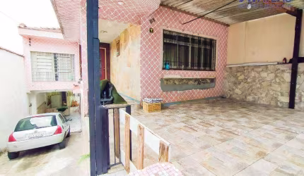 2 casas , com 3 quartos , sala , cozinha e 2 banheiros, com 5 vagas de garagem