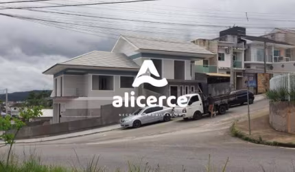 Sobrado à venda com 3 quartos 1 suíte, 122m² em Forquilhas São José