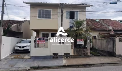 Sobrado à venda com 2 quartos , 82,7m² em São Sebastião Palhoça