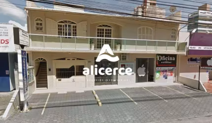 Casa dois pavimentos 3 suítes, 4 salas comerciais e 2 lojas