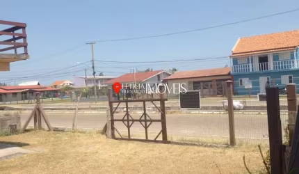 Casa à Venda no Centro de Balneário Pinhal!