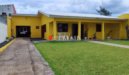 Casa espaçosa e aconchegante à venda no Centro de Balneário Pinhal!