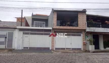 Imóvel composto por 2 casas: uma delas é um sobrado com kitnet e a outra é uma casa individual, 238 m² por R$ 750.000 - Jardim Rincão - Arujá/SP