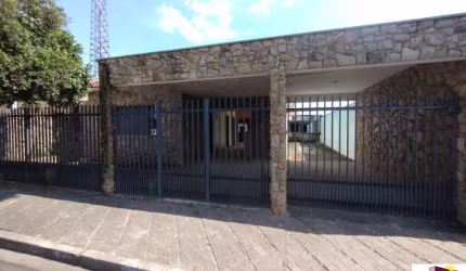 Casa com 3 quartos à venda no Centro, Boituva  por R$ 600.000