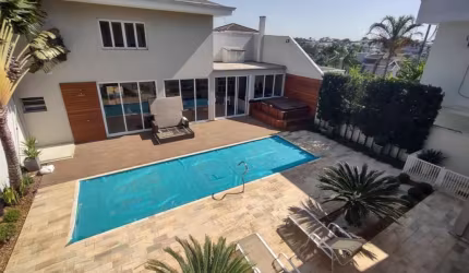 CASA ALTO PADRÃO, EM CONDOMÍNIO FECHADO, COM 05 DORMITÓRIOS, SENDO 3 SUITES, PISCINA, SAUNA, SALA DE CINEMA, AQUECIMENTO SOLAR , AR CONDICIONADO