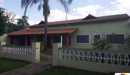 CASA A VENDA PRÓXIMO AO CENTRO