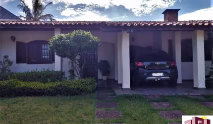 Casa confortável, cozinha com armários planejados, edícula com dorm e wc.