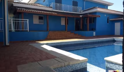 Residência em condomínio, 4 dormitórios, sendo 2 suítes com closet, 2 salas, escritório, lavabo, cozinha com planejados, piscina e sauna