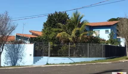 SOBRADO DE ESQUINA, 2 SUITES, 2 SALAS, ÓTIMA CONSTRUÇÃO, LOCAL AGRADÁVEL.