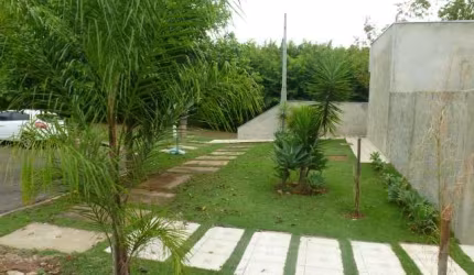 Belíssima casa,03 dormitórios, sendo 02 suites com closet sendo uma master com close e banheiro Sr. e Sra. Condomínio Portal dos Pássaros.