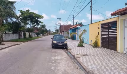 Casa à venda em Itanhaem-SP, bairro Umuarama: 2 quartos, 2 salas, 1 banheiro, 1 vaga de garagem, 60m² de área. Venha conhecer!