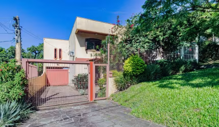 Casa com 3 quartos à venda na Avenida Capivari, 165, Cristal, Porto Alegre por R$ 1.050.000