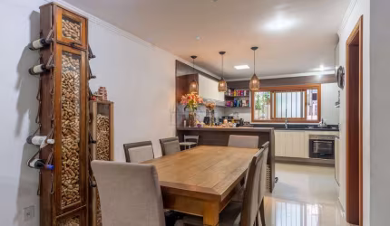 Casa com 3 quartos à venda na Rua Liberal, 1455, Tristeza, Porto Alegre por R$ 690.000