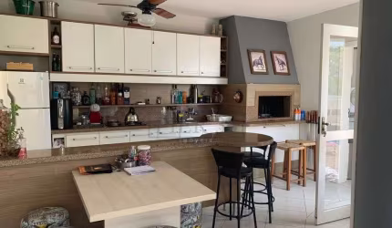 Casa em condomínio fechado com 4 quartos à venda na Avenida Edgar Pires de Castro, 540, Hípica, Porto Alegre por R$ 1.070.000