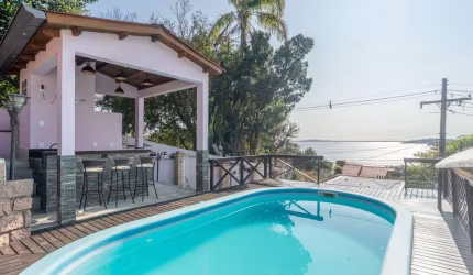 Casa com 3 quartos à venda na Rua Charruas, 257, Espírito Santo, Porto Alegre por R$ 1.800.000