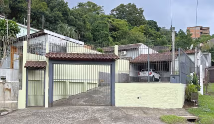Casa com 3 quartos à venda na Avenida Vicente Monteggia, 2406, Vila Nova, Porto Alegre por R$ 495.000