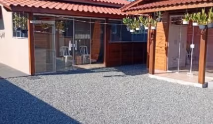 Vende-se Casa Murada e com amplo Terreno