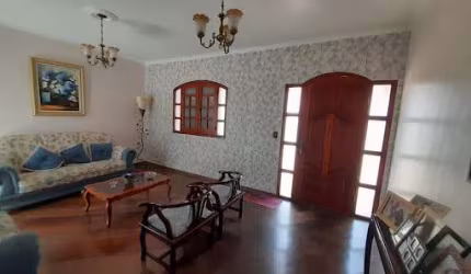 Casa com 3 dormitórios à venda, de 365 m² por R$ 820.000 - Santana - Varginha/MG