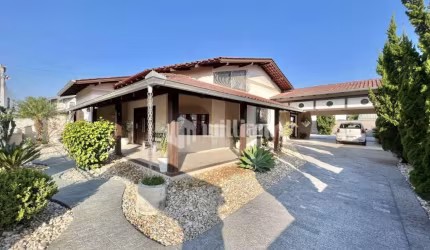 Casa com 3 quartos à venda no Souza Cruz, Brusque , 200 m2 por R$ 1.170.000