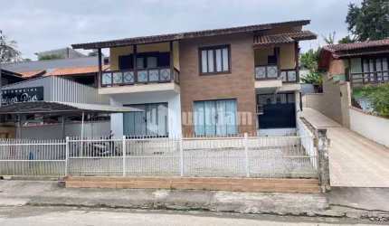 Casa com 5 quartos à venda no Limoeiro, Brusque  por R$ 999.000