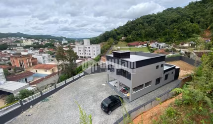Casa com 3 quartos para alugar no Primeiro de Maio, Brusque , 172 m2 por R$ 4.500