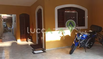 Imperdível oportunidade de adquirir casa com 04 quartos, 1 suíte e 2 vagas de garagem no Jardim Santa Marina, Jacareí-SP!