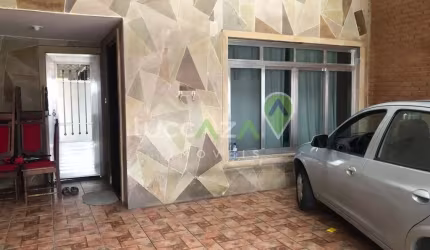 Casa à venda no Centro de Jacareí-SP: 3 quartos, 1 suíte, 1 sala, 3 banheiros, 2 vagas de garagem, 153 m² de área.