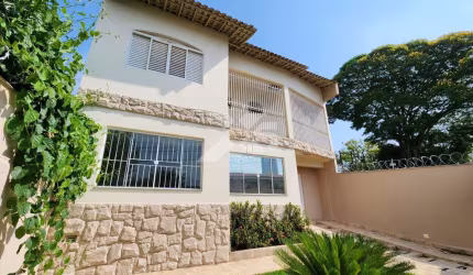 SOBRADO - 252m² de Terreno, 304m² de Construção, À Venda no Guanabara