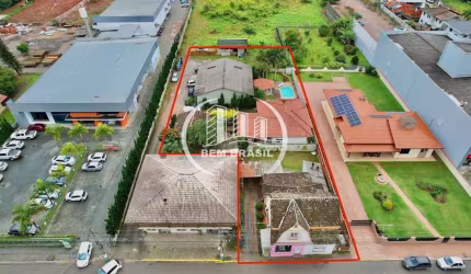 Terreno no centro com dois imóveis comerciais e um imóvel residencial com piscina